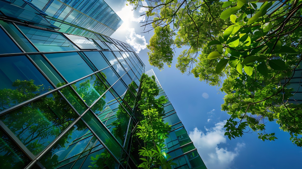 Immeuble vitré moderne et arbres — audit énergétique collectif