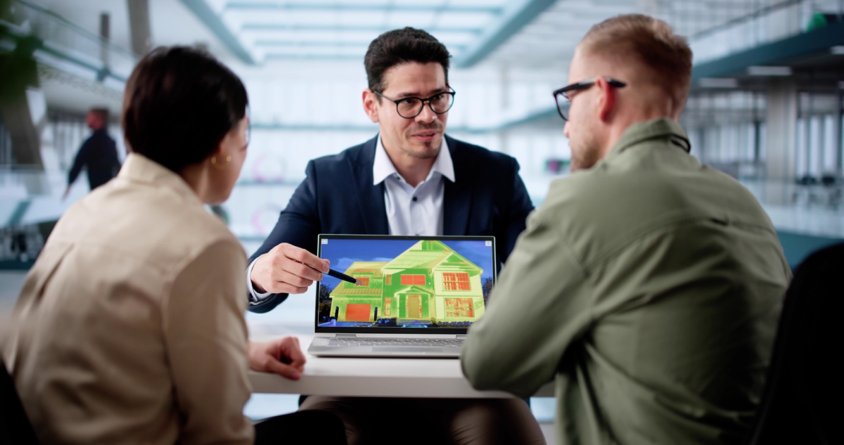 Expert présentant une carte thermique de maison — accompagnement énergétique