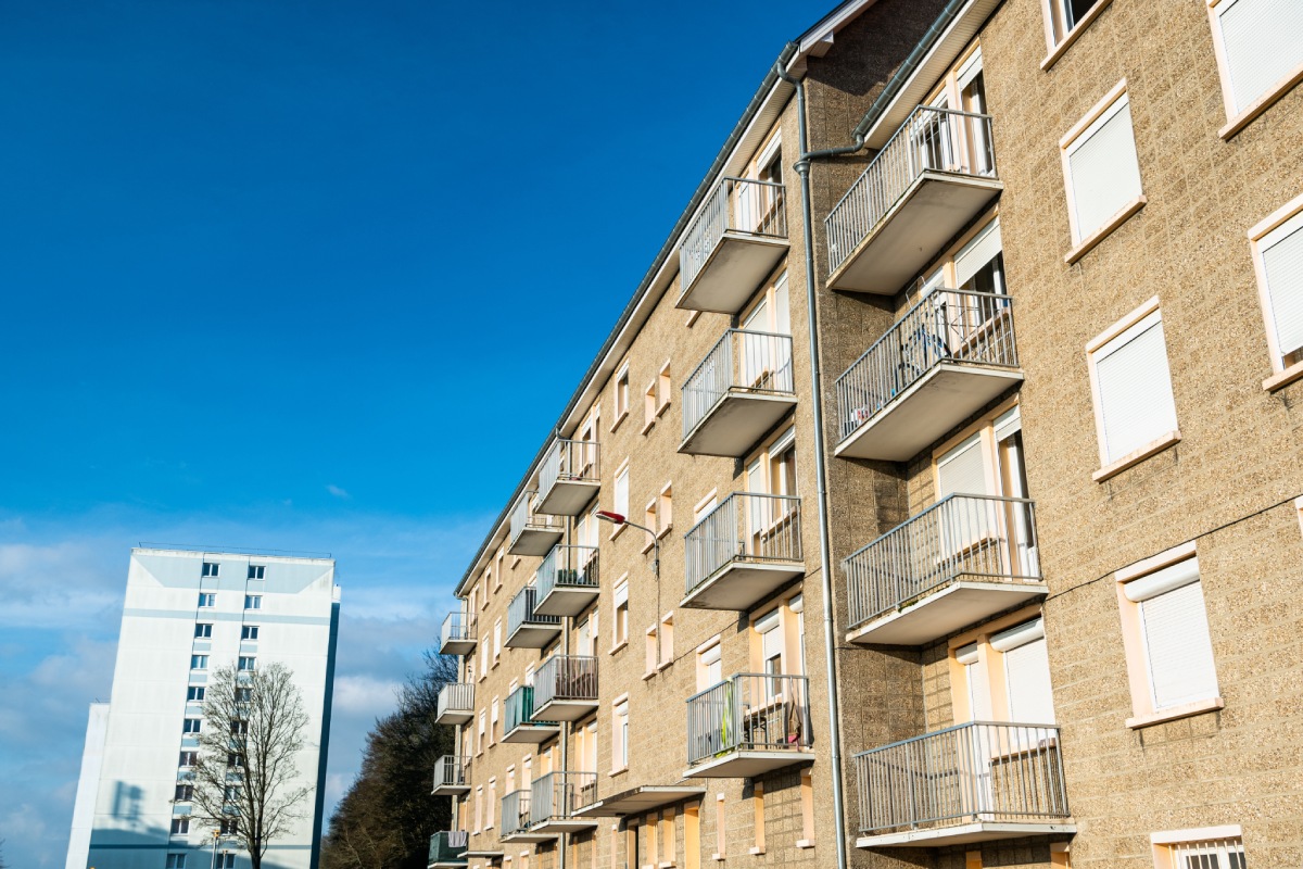 Immeuble résidentiel avec balcons sous ciel bleu — DPE collectif